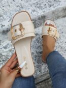 Sandalias planas elegantes con detalle de hebilla y costura