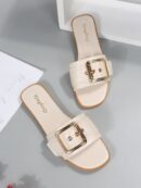 Sandalias planas elegantes con detalle de hebilla y costura