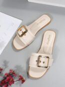 Sandalias planas elegantes con detalle de hebilla y costura