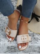 Sandalias planas elegantes con detalle de hebilla y costura