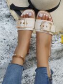 Sandalias planas elegantes con detalle de hebilla y costura