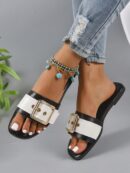 Sandalias planas elegantes con detalle de hebilla y costura