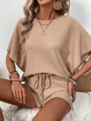 Conjunto de dos piezas con top manga murciélago y short