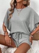 Conjunto de dos piezas con top manga murciélago y short