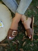 Sandalias planas elegantes con detalle de hebilla y costura