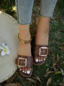 Sandalias planas elegantes con detalle de hebilla y costura