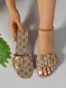 Sandalias planas elegantes con detalle de hebilla y costura