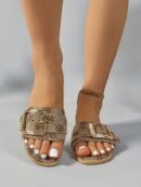 Sandalias planas elegantes con detalle de hebilla y costura