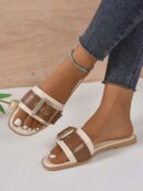 Sandalias planas elegantes con detalle de hebilla y costura