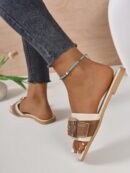 Sandalias planas elegantes con detalle de hebilla y costura