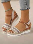 Sandalias de cuña con flecos y hebilla, ideales para vacaciones