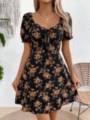 Vestido corto de verano con estampado floral y hombros descubiertos