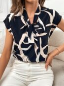 Blusa elegante con lazo al cuello y mangas murciélago