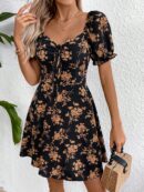 Vestido corto de verano con estampado floral y hombros descubiertos