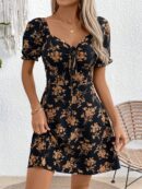 Vestido corto de verano con estampado floral y hombros descubiertos