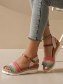 Sandalias de cuña con flecos y hebilla, ideales para vacaciones