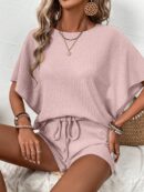 Conjunto de dos piezas con top manga murciélago y short