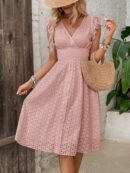 Vestido boho con mangas de mariposa y volados en el ruedo