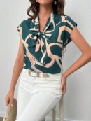 Blusa elegante con lazo al cuello y mangas murciélago